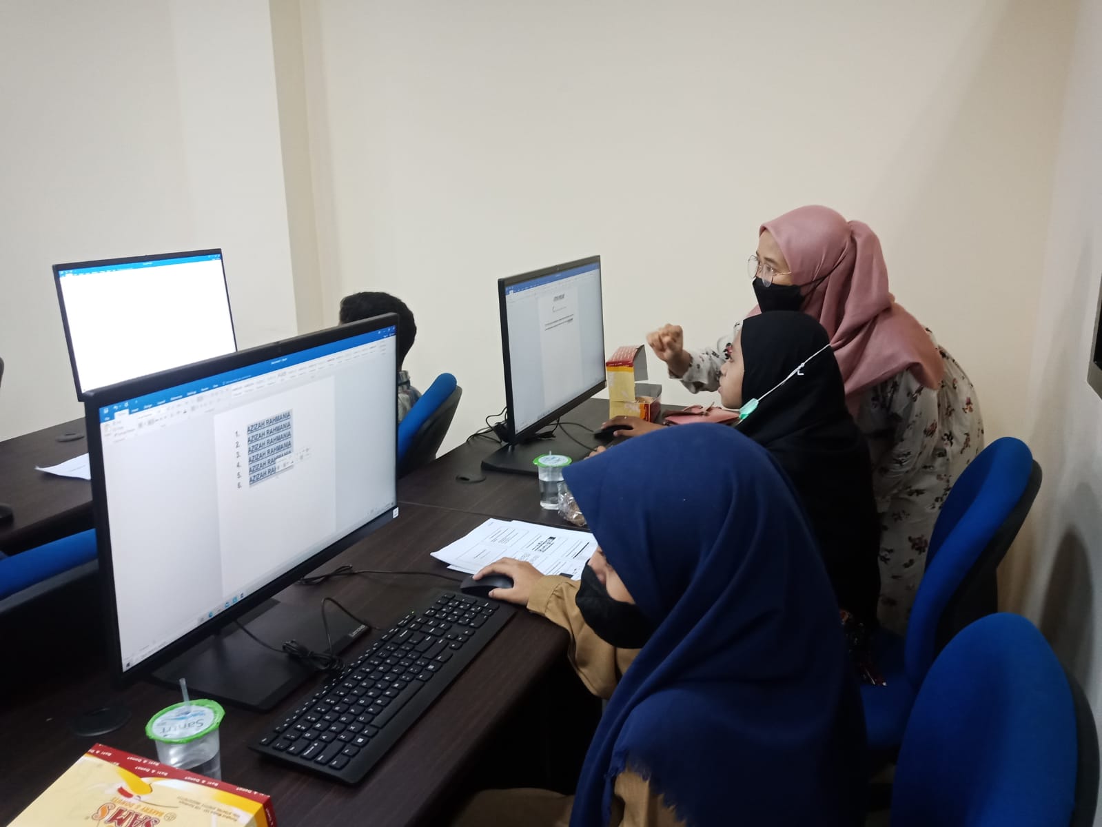 Anak Asuh LKSAM Medokan Ayu Kuliah Sehari di Labkom UPN