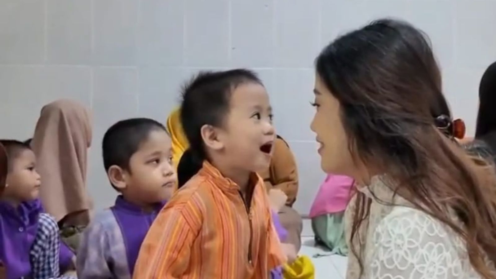 Awdella “Tertawan Hati”, Berbagi Kebahagiaan di Panti Asuhan Bayi Muhammadiyah Rungkut Surabaya