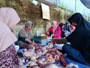 Ibu Pengasuh bagian Penimbang Daging Kurban